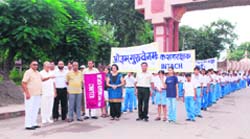 INTACH Kuruks hetra Chapter convener Suresh Chowdhry, abusinessman- cum- philanthropist, flags off the heritage walk from Sannehit Sarovar.
