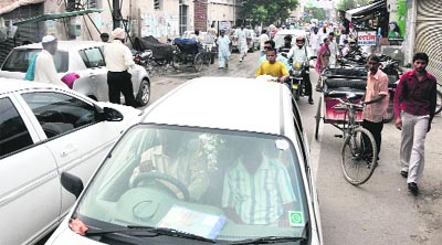 A congested road outside the DMC Hospital in Ludhiana.