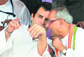 Cong prince on veterans land! Union Finance Minister Pranab Mukherjee with Congress general secretary Rahul Gandhi at a rally in Kolkata