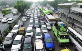 The mishap lead to a long jam on Ring Road in New Delhi