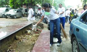 Shweta Nanda with volunteers cleans a site at Khan Market on the second day of Clean Delhi-NCR Drive being conducted by Art of Living, an NGO, in New Delhi
