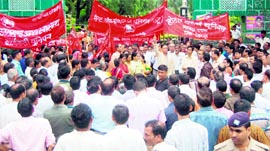 Members of different trade unions hold a rally at the Gandhi Park in Dehradun on Tuesday.
