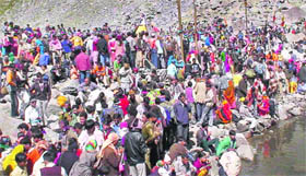 Devotees perform rituals at Kailash Kund