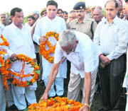 Congress leader Raj Singh Jakhar lays wreath on the body of freedom fighter Shrichand Kakran at Jhajjar.