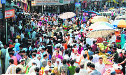 Ahead of Eid, a crowded market in Srinagar
