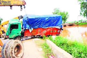 The tempo that got stuck in the weakened edge of the canal on the southern bypass