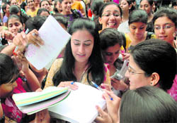 Jaspinder Cheema thronged by fans at MCM DAV College 