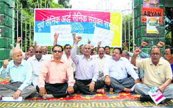 Ex-servicemen stage a protest in support of the Lohari Nagpala hydel project at the Gandhi Park in Dehradun on Friday.