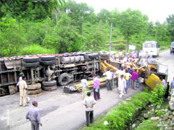 An overturned crane on the Pathankot-Mandi National Highway at Kachiari village on the outskirts of Kangra on Friday.
