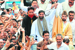 JKLF chairman Yasin Malik and the chairman of the moderate faction of the Hurriyat Conference, Mirwaiz Umar Farooq, lead a rally in Srinagar