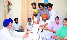 Members of the Unemployed ETT Teachers Union hand over a memorandum to Akal Takht Jathedar Gurbachan Singh in Amritsar on Friday.