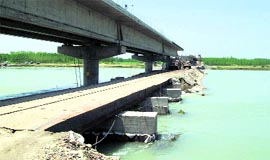 A view of Saran Ke Pattan bridge under construction on the Sutlej at Nurpur Bedi.