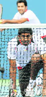 Indias Rohan Bopanna and Aisam-Ul-Haq Qureshi from Pakistan (top) play against Mike and Bob Bryan of the US during the Men's Doubles final in New York