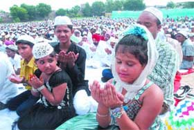 A large number of faithfuls offered prayers on this pious occasion