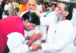 Jharkhand Chief Minister Arjun Munda (L) seeks the blessings of JMM chief Shibu Soren ahead of the oath-taking ceremony at Raj Bhavan in Ranchi on Saturday.