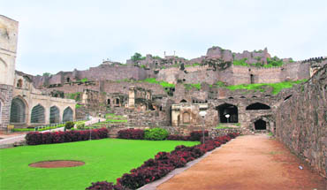 the Gingee fort in Tamil Nadu, which covers three hillocks