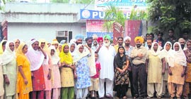 Protesters block the gate of the Amloh police station on Sunday.