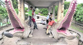 Even as lakhs have been spent on installing the crocodile shaped fountains at the Atam Nagar Park, the MC authorities have failed to maintain them.