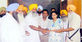 Leaders of SAD Amritsar (Panch Pardhani) submit memorandum to MoS External Affairs Preneet Kaur at Patiala on Saturday.