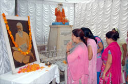 Citizens paying tributes to Swami Keshwanand in Abohar on Monday.