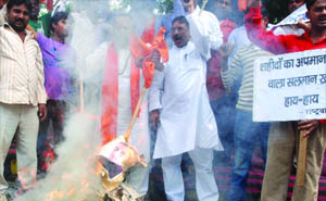 Rashtrawadi Sena activists burn the effigy of actor Salman Khan during a protest against his statement on Mumbai terror attacks in New Delhi on Tuesday.