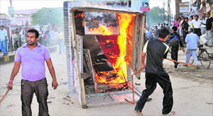  Protesters set on fire a police post at Clock Tower Chowk in Bhiwani on Tuesday. Photo: Manoj Dhaka