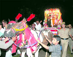 Muslims welcome Chief Minister Prem Kumar Dhumal in a traditional way on Eid Milan function at Mand Miyani in Nurpur subdividion.