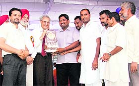 PAU Vice-Chancellor honours young progressive farmers of the Naujwan Kisan Club of Aliana village for effective diversification at PAU Kisan Mela.