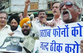 Traders of Sadar Bazar in Old Delhi on Thursday protest against MTNL officers for not paying heed to their complaints about dead phones.