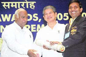 Minister of Labour and Employment Mallikarjun Kharge and Minister of State for Labour and Employment Harish Rawat felicitate BHEL Haridwar employees on Wednesday in New Delhi