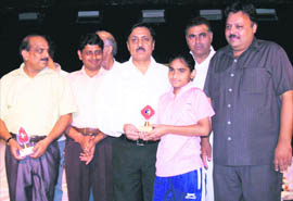 Rajiv Sharma, commissioner, Rohtak Division, gives away prize to the winner of GSU-13.