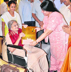 Geeta Bhukkal, Haryana Minister for Health and Education, honours Shakuntala Brijmohan with Shreshtha Mahila Rachnakar Samman (Hindi/Haryanavi) at Chandigarh.