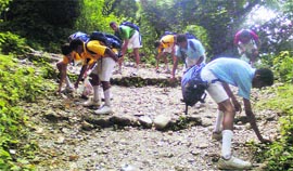RIMC cadets pick up plastic garbage on the trek to Santhala Devi near Dehradun.