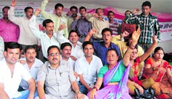 Gram Pardhans hold a protest in Dehradun on Thursday.