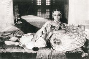 Sita Devi, who played the role of the beautiful Yashodhara, was called Gopa in the film