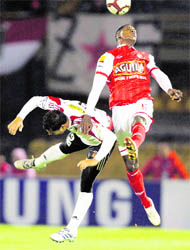 Juan Guerra (L) of Venezuela's Caracas FC and Jhonnier Gonzalez of Colombia's Independiente Santa Fe fight for the ball during Copa Sudamericana qualifying soccer match in Bogota, on Thursday.