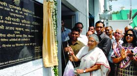 Sheila Dikshit inaugurates a 200-KV sub-station at Dhaula Kaun in New Delhi