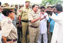 Angry villagers argue with SP JS Lamba at Saniana in Fatehabad on Monday.