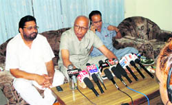 Shamsher Singh Surjewala, president of the All-India Kisan Khet Majdoor Congress, addresses a press conference in Kaithal.