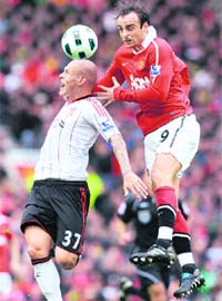 Manchester United's Bulgarian forward Dimitar Berbatov (R) vies with Liverpool's Slovakian defender Martin Skrtel during the English Premier League match in Manchester