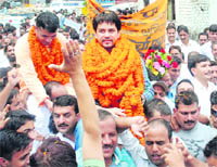 BJYM national chief Anurag Thakur with state president Narender Attri at a rally in Mandi