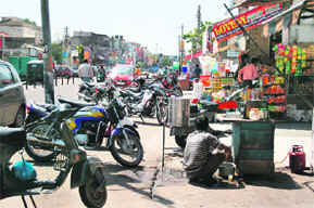 Shops in a residential area on the Apsara Theatre road have encroached on public land, leading to parking chaos on the road.
