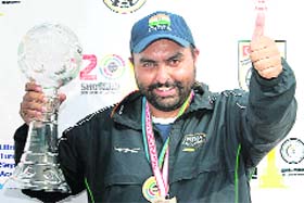 Ronjan Sodhi with the trophy after he won ISSF World Cup Final