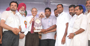          PAU Vice-Chancellor MS Kang honours members of Naujawan Kisan Club, Aliana (Fazilka) at an annual fair held in the PAU campus recently.
