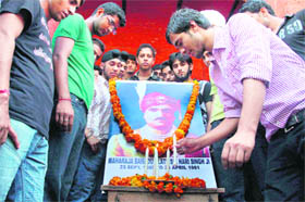 Students of GGM Science College pay tributes to Maharaja Hari Singh on his 115th birth anniversary in Jammu on Thursday. 