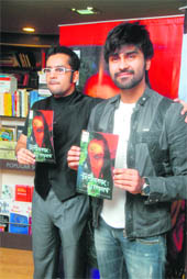 Aarya Babbar (R) is proud to launch his first graphic novel Pushak Viman