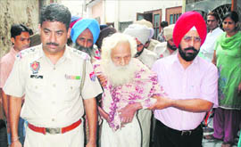 SDM Gurmeet Singh takes Gurbhajan Singh from Mooran Wali Gali house to Government Rajindra Hospital in Patiala, on Thursday.