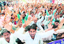 PDD daily wagers raise slogans in support of their demands in Jammu 