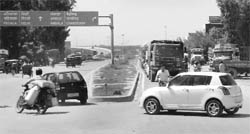 Vehicles take a risky turn on the Kalka-Zirakpur highway near Baltana at Zirakpur.