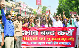 Flood-affected villagers protest against anomalies in distribution of compensation in Haridwar on Saturday